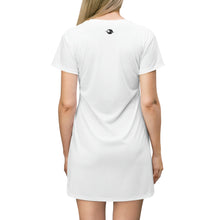 Cargar imagen en el visor de la galería, The kiss white All Over Print T-Shirt Dress by Insignia
